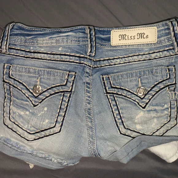 Stylish Blue Denim Shorts - Picture 2 of 2